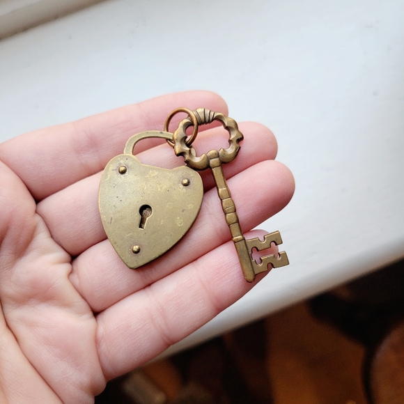 Vintage Bronze Skeleton Key Lock Padlock Pendant - Picture 2 of 5